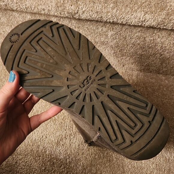 Ugg "Bailey" Button II Gray Short Suede Sheepskin Boots w/ Shearling Size 9 - Picture 13 of 13